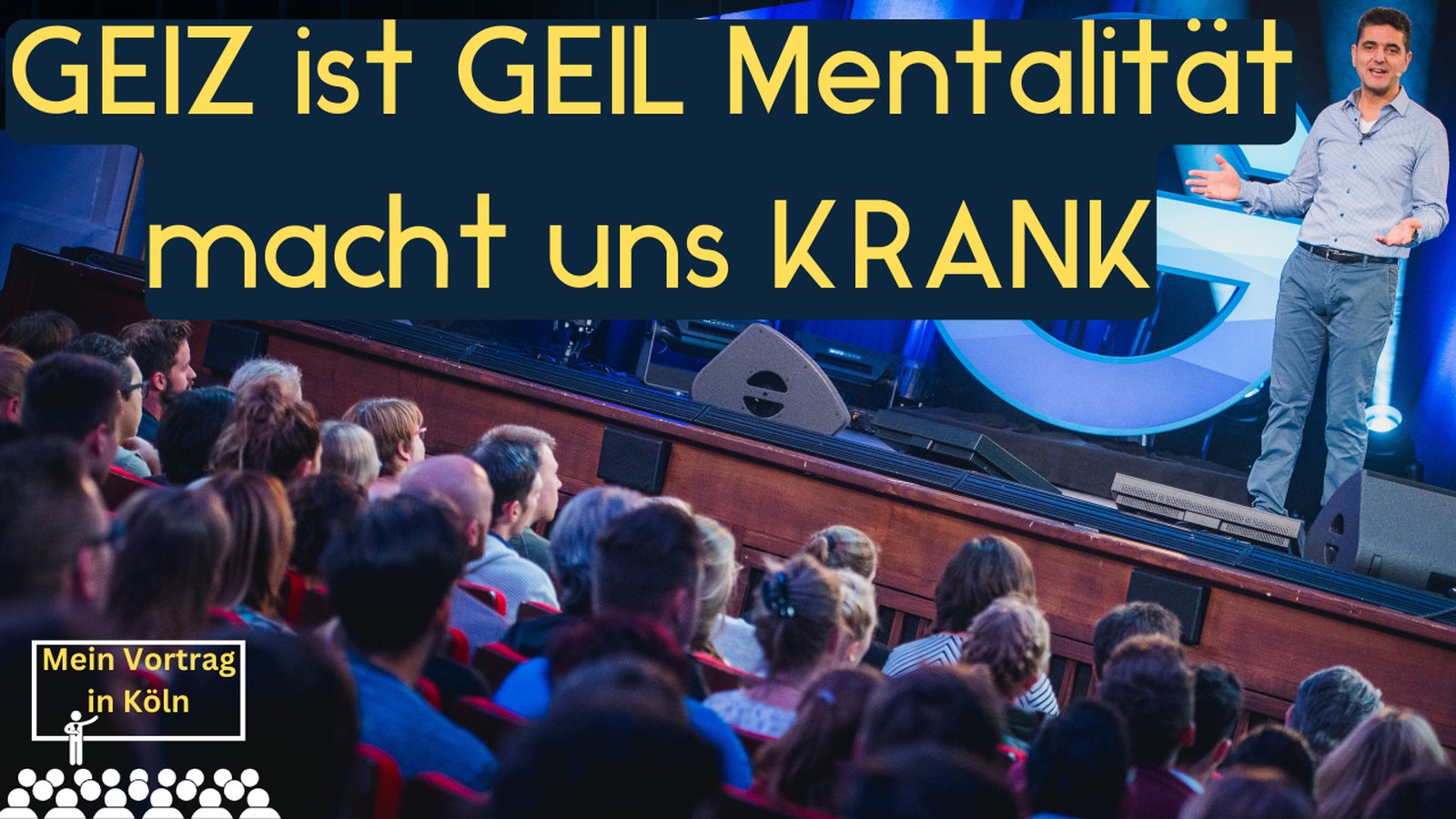 Andreas Agelidakis auf der Bühne bei Greator vor vollem Saal